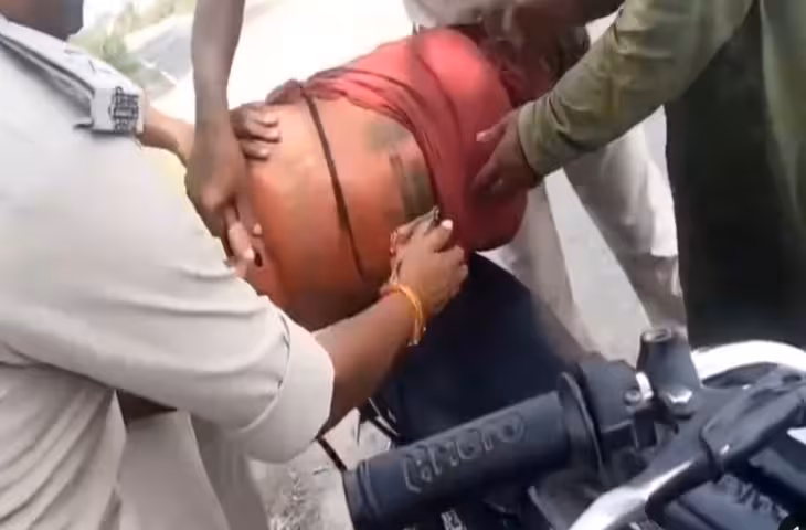 बाइक पर सिलेंडर रखकर ले जा रहा था शख्स, पुलिस ने खोलकर देखा तो उड़ गए होश, वीडियो हुआ वायरल