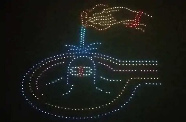 बिहार में प्रसिद्ध श्रावणी मेला इस वर्ष 30 जुलाई से शुरू होने जा रहा है। इसे लेकर प्रशासन और स्थानीय स्तर पर जोर-शोर से तैयारियां की जा रही हैं। हर साल लाखों की संख्या में श्रद्धालु इस मेले में शामिल होते हैं, जिससे यह आयोजन धार्मिक और सांस्कृतिक दृष्टि से बेहद महत्वपूर्ण माना जाता है।  मेले की तैयारियों के तहत अजगैबीनाथ धाम (सुल्तानगंज) और गंगा तट क्षेत्र को विशेष रूप से सजाया जा रहा है। इस बार श्रद्धालुओं के अनुभव को और आकर्षक बनाने के लिए कई आधुनिक तकनीकों और आकर्षक व्यवस्थाओं को शामिल किया गया है।  जानकारी के अनुसार, गंगा तट पर मोटिफ थीम लाइटिंग की व्यवस्था की जा रही है, जिससे पूरा क्षेत्र रोशनी से जगमगाएगा। इसके अलावा लेजर शो, वाटर स्क्रीन शो, म्यूजिकल फाउंटेन और ड्रोन शो जैसी आधुनिक प्रस्तुतियां भी मेले का मुख्य आकर्षण होंगी।  प्रशासन का उद्देश्य इस बार श्रद्धालुओं को एक सुरक्षित, व्यवस्थित और भव्य धार्मिक अनुभव प्रदान करना है। भीड़ प्रबंधन, सुरक्षा व्यवस्था और यातायात नियंत्रण को लेकर भी विशेष योजनाएं तैयार की जा रही हैं।  स्थानीय अधिकारियों के अनुसार, मेले के दौरान लाखों कांवरिया गंगाजल लेकर देवघर की यात्रा करते हैं, इसलिए उनकी सुविधा और सुरक्षा को सर्वोच्च प्राथमिकता दी जा रही है।  कुल मिलाकर इस बार श्रावणी मेला धार्मिक आस्था के साथ-साथ आधुनिक तकनीक और भव्य आयोजन का भी अनोखा संगम बनने जा रहा है।