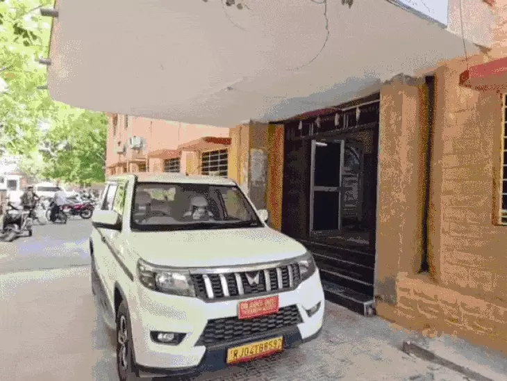 बाड़मेर में किसान का आत्मदाह का प्रयास: कृषि कनेक्शन नहीं मिलने से परेशान होकर डिस्कॉम ऑफिस पहुंचा, कर्मचारियों ने बचाई जान
