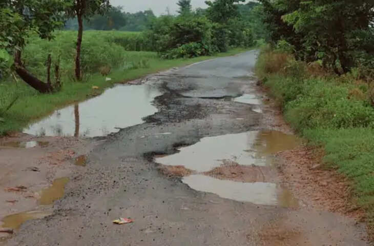 सुपौल की मुख्य सड़क बनी बदहाल: रोड नंबर-6 पर गड्ढों से राहगीर परेशान, हादसों का बढ़ा खतरा