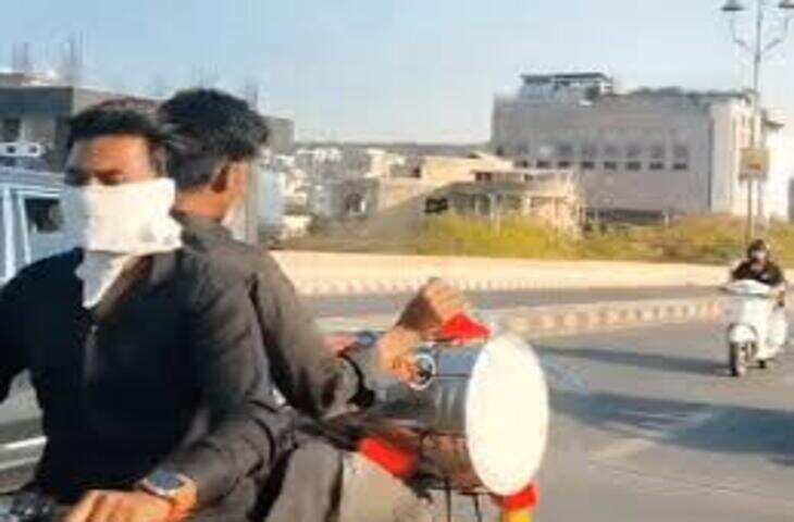 कोटा में ग्राहक का अनोखा विरोध, वीडियो में देंखे ओला स्कूटर को चप्पलों की माला पहनाकर शोरूम को लौटाया