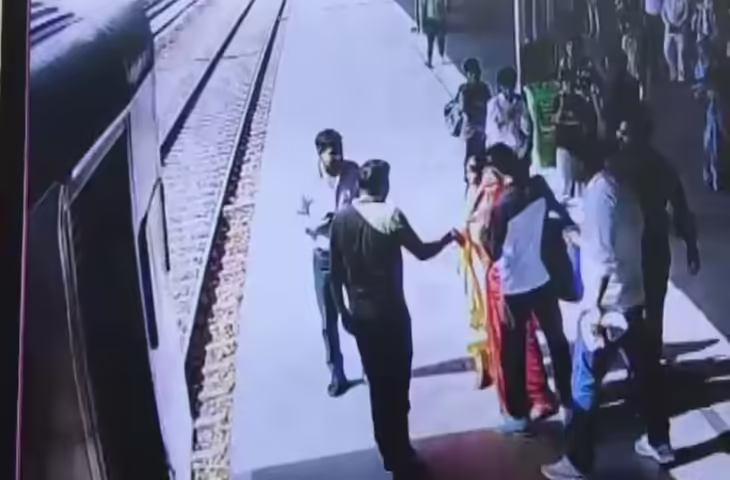 अलवर स्टेशन पर RPF जवान बना फरिश्ता, एक्सक्लूसिव फुटेज में देंखे चलती ट्रेन और प्लेटफॉर्म के बीच गिर रही महिला को बचाया