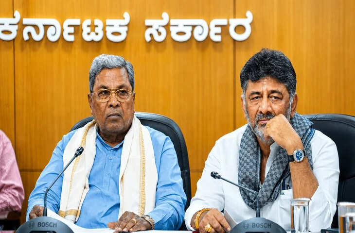 कर्नाटक में नेतृत्व बदलाव की अटकलों के बीच दिल्ली पहुंचे सिद्धारमैया-शिवकुमार, वीडियो में जाने आज खड़गे-राहुल संग अहम बैठक