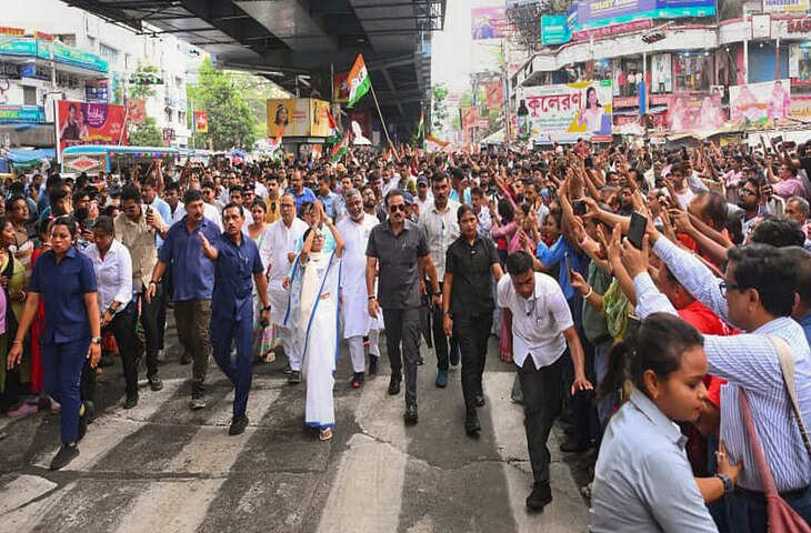 Election Update: 142 सीटों पर कल मतदान, ममता बनर्जी ने किया 6 KM रोड शो, शाह बोले - 'बंगाल में&nbsp;7 दिन तक रहेगी फोर्स...'