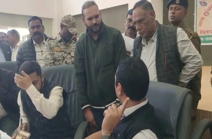 "वहां कोई नाली नहीं थी", कलेक्टर के सामने पटवारी ने बोला झूठ, तो बौखला उठे साहब, दे दिया ऐसा फरमान, देखें वीडियो&nbsp;