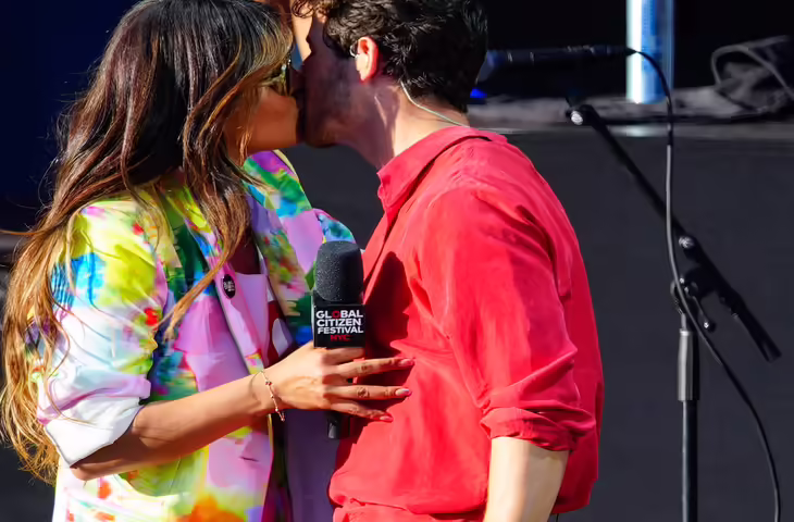 LIVE कॉन्सर्ट में प्रियंका चोपड़ा ने स्टेज पर पति निक संग किया Liplock, फैंस हुए हैरान