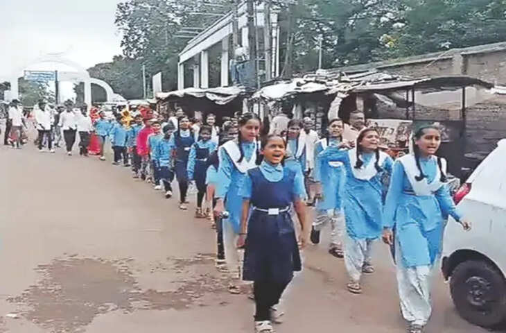 स्कूलों की बदहाल व्यवस्था सुधारने सड़कों पर उतरे जेन-अल्फा के बच्चे, 8 जिलों में प्रदर्शन