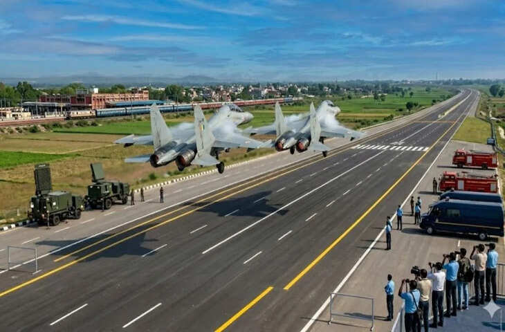 पूर्वांचल एक्सप्रेस-वे आर भारतीय वायुसेना का शौर्य प्रदर्शन!&nbsp;आसमान में गरजे HAL Tejas-Sukhoi Su-30MKI और Jaguar, देखे वीडियो&nbsp;​​​​​​​