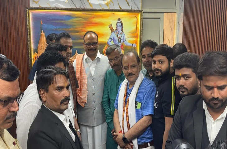 लखनऊ में डिप्टी सीएम ब्रजेश पाठक का अलग अंदाज, प्रदर्शनकारियों का खुद किया स्वागत