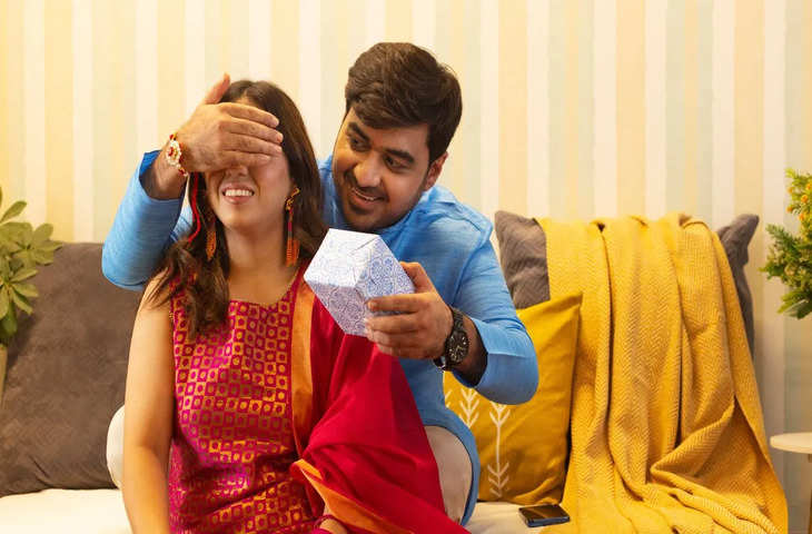 Today on Bhai Dooj, gift these tech gadgets cheaper than Rs 3,000 to your sister, your darling's face will blossom at this low price.