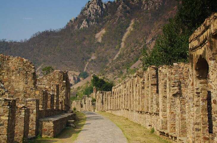 जयपुर से 90KM दूर इस किले में शाम होते ही गूंजने लगती है भयानक चीखे और चूड़ियों की आवाज, वीडियो में जानिए इसकी खौफनाक कहानी