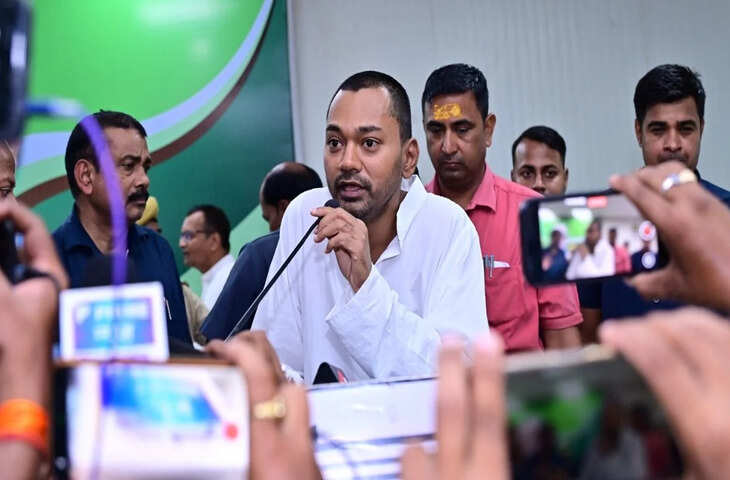 बिहार के नए स्वास्थ्य मंत्री का वीडियो देख यूजर्स ले रहे मजे, बोले - 'जनता से पहले इसे डॉक्टर को दिखाओ....'&nbsp;