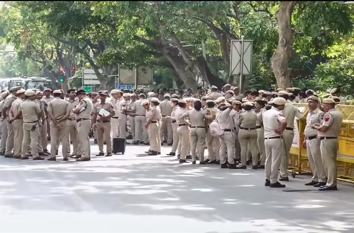 दिल्ली के मयूर विहार में दबंगों का तांडव: 13 साल के बच्चे समेत 6 से ज्यादा लोग घायल, इलाके में मचा हड़कंप