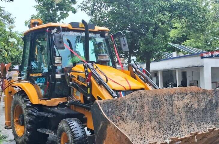 सड़क जाम कर बवाल काट रहा था युवक, JCB वाले ने तुरंत ही कर दिया रास्ता साफ