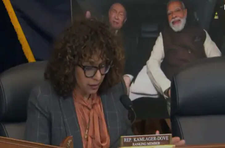 अपने ही घर में ट्रम्प का बन गया मजाक! अमेरिकी संसद की बैठक में लहराया मोदी-पुतिन पोस्टर, मच गया बवाल 