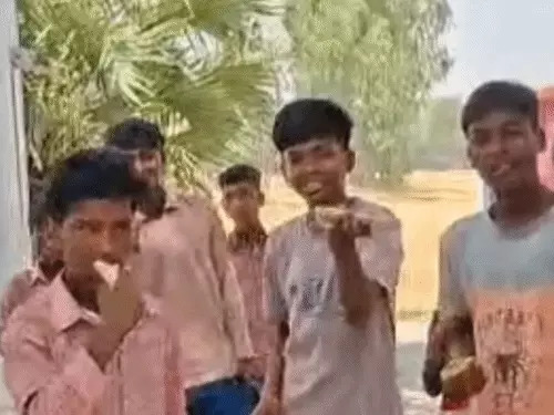 बलिया में मिड-डे मील मामले में बड़ा एक्शन, बच्चों को हाथ में परोसी गई रोटी-सब्जी पर विभाग ने शुरू की कार्रवाई