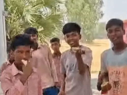 बलिया में मिड-डे मील मामले में बड़ा एक्शन, बच्चों को हाथ में परोसी गई रोटी-सब्जी पर विभाग ने शुरू की कार्रवाई