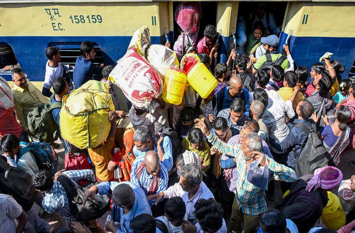 प्रयागराज&ndash;दिल्ली रूट पर रेलवे ने चलाईं पांच स्पेशल ट्रेनें, यात्रियों को मिली राहत