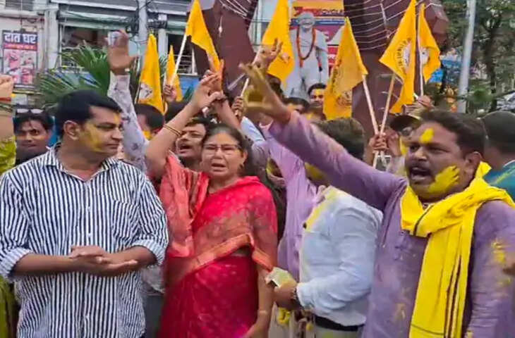 बांकीपुर में प्रशांत किशोर की जीत पर कटिहार में जश्न: कार्यकर्ताओं ने बांटी मिठाइयां, बताया बदलाव का संकेत