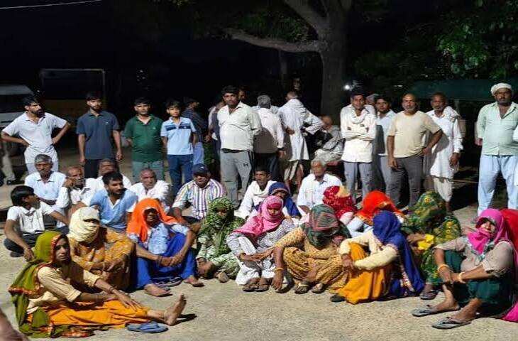 जयपुर जिले के चाकसू कस्बे में कृषि मंडी के सामने स्थित बनवारी किराना स्टोर पर बीती रात अज्ञात बदमाशों ने लाठी-डंडों से हमला कर दिया। अचानक हुए हमले से इलाके में अफरा-तफरी मच गई। घटना के विरोध में गुरुवार को चाकसू कस्बे के व्यापारियों ने अपने प्रतिष्ठान बंद रखे और प्रदर्शन कर नाराजगी जताई। व्यापारियों ने आरोपियों की जल्द गिरफ्तारी और बाजार में सुरक्षा व्यवस्था मजबूत करने की मांग की।  बताया जा रहा है कि रात के समय कुछ अज्ञात बदमाश बनवारी किराना स्टोर पर पहुंचे। आरोप है कि उन्होंने दुकान में मौजूद किराना व्यापारी पर लाठी-डंडों से हमला कर दिया। हमले की वजह फिलहाल स्पष्ट नहीं हो सकी है। वारदात के बाद आरोपी मौके से फरार हो गए। घटना की सूचना मिलने पर पुलिस मौके पर पहुंची और मामले की जानकारी जुटाई।  पूरी घटना दुकान में लगे CCTV कैमरे में रिकॉर्ड हो गई। फुटेज में कुछ अज्ञात बदमाश किराना व्यापारी पर हमला करते हुए नजर आ रहे हैं। पुलिस ने CCTV फुटेज को जांच का अहम हिस्सा बनाया है। फुटेज के आधार पर आरोपियों की पहचान करने की कोशिश की जा रही है।  हमले की खबर फैलने के बाद चाकसू के व्यापारियों में आक्रोश फैल गया। व्यापारियों ने गुरुवार को अपने प्रतिष्ठान बंद रखकर घटना का विरोध किया। कई व्यापारी एकजुट होकर प्रदर्शन में शामिल हुए और पुलिस-प्रशासन से आरोपियों के खिलाफ सख्त कार्रवाई की मांग की।  व्यापारियों का कहना है कि बाजार क्षेत्र में इस तरह हमला होना चिंता का विषय है। उनका आरोप है कि यदि बदमाशों के खिलाफ समय पर कार्रवाई नहीं हुई तो अपराधियों के हौसले और बढ़ सकते हैं। व्यापारियों ने बाजार और आसपास के क्षेत्रों में पुलिस गश्त बढ़ाने तथा व्यापारियों की सुरक्षा सुनिश्चित करने की मांग की।  घटना के विरोध में बाजार बंद रहने से कस्बे में सामान्य कारोबार भी प्रभावित हुआ। व्यापारियों ने स्पष्ट किया कि उनका विरोध शांतिपूर्ण है और वे आरोपी बदमाशों की गिरफ्तारी चाहते हैं। व्यापारियों का कहना है कि दुकानदारों को बिना डर के अपना कारोबार करने के लिए सुरक्षित माहौल मिलना जरूरी है।  पुलिस ने मामले में शिकायत दर्ज कर जांच शुरू कर दी है। अधिकारियों की ओर से CCTV फुटेज की जांच की जा रही है। पुलिस यह पता लगाने की कोशिश कर रही है कि हमला करने वाले बदमाश कौन थे और उन्होंने व्यापारी को निशाना क्यों बनाया। वारदात से पहले और बाद की गतिविधियों की जानकारी जुटाने के लिए आसपास लगे अन्य CCTV कैमरों की फुटेज भी खंगाली जा सकती है।  पुलिस आरोपियों की पहचान और गिरफ्तारी के लिए संभावित ठिकानों पर दबिश देने की तैयारी कर रही है। घटना के कारण व्यापारियों में नाराजगी को देखते हुए पुलिस बाजार क्षेत्र में निगरानी बढ़ा सकती है।  फिलहाल हमले की वास्तविक वजह सामने नहीं आई है। पुलिस जांच के बाद ही यह स्पष्ट हो सकेगा कि वारदात के पीछे पुरानी रंजिश, आपसी विवाद या कोई अन्य कारण था। व्यापारियों ने जल्द कार्रवाई नहीं होने पर आंदोलन तेज करने की चेतावनी भी दी है। मामले की जांच जारी है और पुलिस CCTV फुटेज के आधार पर आरोपियों तक पहुंचने का प्रयास कर रही है।