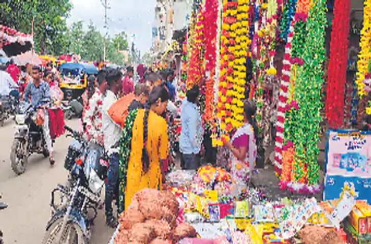 Nashik मालेगांव में लालबाग के राजा का क्रेज, सार्वजनिक मंडलों की 10-12 फीट की मूर्ति