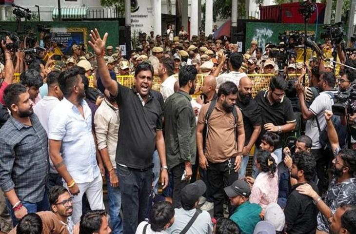 संजय मारपीट मामले में CJP का प्रदर्शन: पार्लियामेंट स्ट्रीट थाने में 3 घंटे चला विरोध, वीडियो में जाने पुलिस ने 72 घंटे में गिरफ्तारी का दिया आश्वासन