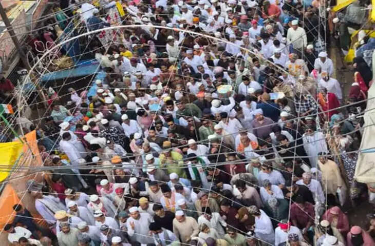 दमोह में ईद मिलादुन्नबी पर निकला भव्य जुलूस, काजी ने दिया अमन और भाईचारे का संदेश; सुरक्षा में तैनात रहा पुलिस बल