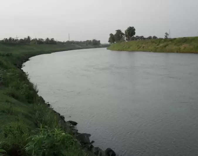 Aligarh  जुलाई के बाद फिर बढ़ा काली नदी का प्रदूषण, ड्रेनों में औद्योगिक उत्प्रवाह से गुणवत्ता दूषित