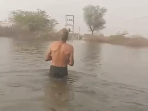 वीडियो में देखें तीन गांवों की प्यास बुझाने वाला नायक, हर मौसम में रोज 1 किलोमीटर की नदी पार करते है नंदाराम &nbsp;