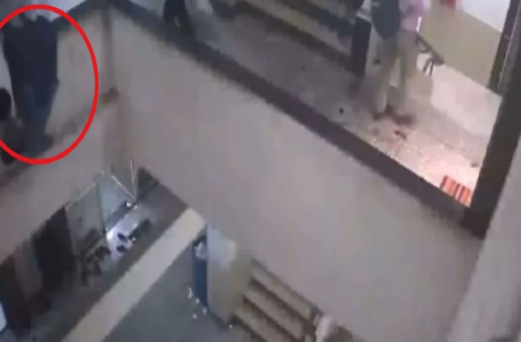 दोस्त के साथ मस्ती-मजाक में चली गई महिला की जान, गिर गई तीसरी मंजिल से, वीडियो देखकर दहल जाएगा दिल