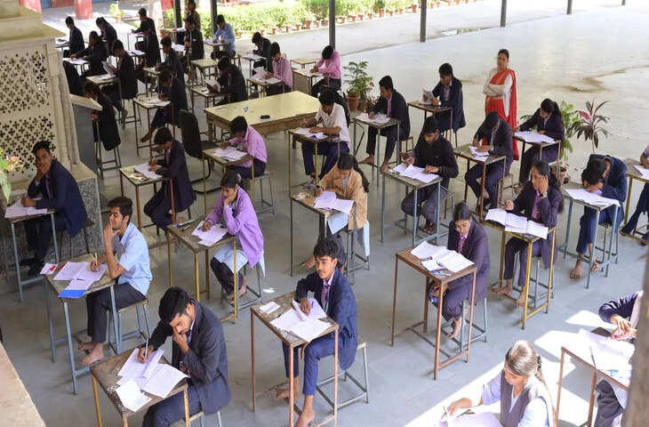 92 साल पुराने विद्यालय की जर्जर हालत, मरम्मत फाइलें अटकीं; शिक्षा व्यवस्था पर उठे सवाल