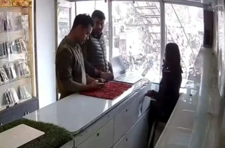 जौनपुर में पुलिसकर्मियों ने iPhone चुराया, सीसीटीवी में कैद घटना