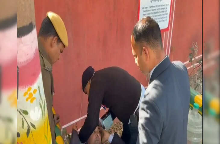 वीडियो में देखें राष्ट्रपति द्रौपदी मुर्मू के काफिले की गाड़ी में बैठने के दौरान कॉन्स्टेबल घायल, सिर में लगी चोट&nbsp;