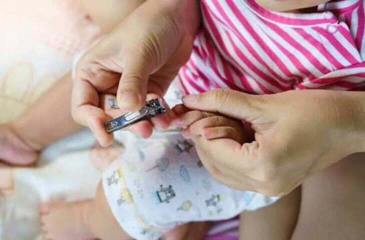 Baby Care: नन्हे हाथों के नाखून काटने से लगता है डर? एक्सपर्ट की ये ट्रिक्स अपनाएं और इन गलतियों से बचें