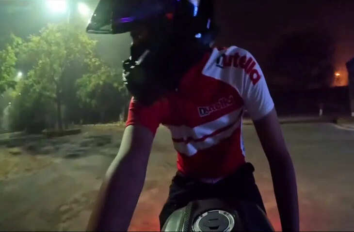 रात 3 बजे बाइकर को मिला रहस्यमयी अनुभव, &lsquo;हवा में गायब&rsquo; हुई अजीब शक्ति, वीडियो वायरल