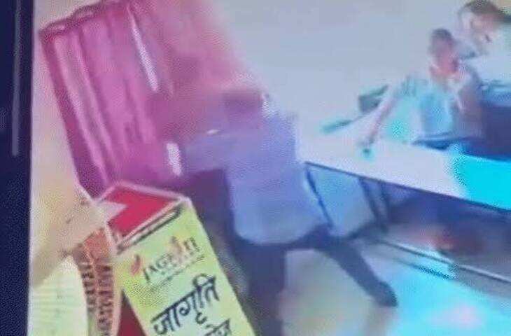 कोचिंग क्लास में टीचर ने स्टूडेंट की गर्दन पकड़कर पीटा, टेबल पर गिराकर घूंसे-थप्पड़ और जूते से मारा; केस दर्ज