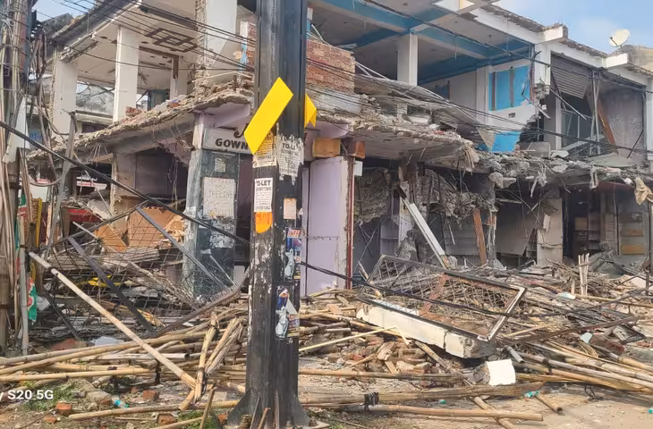 मेरठ के सेंट्रल मार्केट में बुलडोजर एक्शन, कड़ी सुरक्षा के बीच ध्वस्तीकरण अभियान जारी
