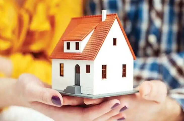 दिल्ली की अनधिकृत कॉलोनियों में लाखों ऐसे घर हैं जिनके पास मालिकाना हक नहीं है। केंद्र सरकार ने इस समस्या को हल करने के लिए PM-UDAY योजना शुरू की थी, लेकिन बड़ी संख्या में निवासियों ने अभी तक इसका लाभ नहीं उठाया है। इस योजना को अनधिकृत कॉलोनियों के निवासियों को "जैसा है, जहां है" (as is, where is) के आधार पर मालिकाना हक देने के लिए फिर से शुरू किया गया था। प्रक्रिया को आसान बनाने के लिए, जिम्मेदारी DDA से MCD को सौंप दी गई; हालांकि, लोगों की प्रतिक्रिया अभी भी बहुत उत्साहजनक नहीं रही है। अब, MCD के अनुरोध पर, DDA इस योजना के तहत रेगुलराइजेशन चार्ज (नियमितीकरण शुल्क) कम करने पर विचार कर रहा है। अधिकारियों ने पुष्टि की है कि अनुरोध प्राप्त हो गया है और फिलहाल इसकी समीक्षा की जा रही है।  **50 से कम आवेदन**  PM-UDAY योजना को अब तक कोई खास प्रतिक्रिया नहीं मिली है। ऑनलाइन पोर्टल के आंकड़ों के अनुसार, अब तक 50 से भी कम आवेदन प्राप्त हुए हैं। यह स्थिति तब है जब उम्मीद थी कि प्रक्रिया को आसान बनाने से आवेदनों की संख्या में वृद्धि होगी। कम आवेदनों का मुख्य कारण रेगुलराइजेशन चार्ज की अधिक लागत है। आवेदनों की कमी को देखते हुए, MCD ने अप्रैल में DDA को पत्र लिखकर इस शुल्क में कमी करने का अनुरोध किया था, इस उम्मीद में कि कम लागत से अधिक निवासियों को आवेदन करने के लिए प्रोत्साहन मिलेगा।  **2019 में शुरू हुई योजना**  PM-UDAY योजना दिल्ली में 2019 में शुरू की गई थी। शुरू में, इसका उद्देश्य 1,731 कॉलोनियों में रहने वाले लगभग 45 लाख संपत्ति मालिकों को मालिकाना हक प्रदान करना था। हालांकि, निर्धारित मानदंडों से हटकर निर्माण संबंधी मुद्दों और प्रक्रियात्मक बाधाओं जैसी जटिलताओं के कारण, छह वर्षों में केवल 40,000 लोग ही इस योजना का लाभ उठा सके। खराब प्रतिक्रिया के बाद, केंद्र सरकार ने संशोधित दिशानिर्देशों और सरल प्रक्रिया के साथ इन कॉलोनियों को नियमित करने और मालिकाना हक प्रदान करने की योजना की घोषणा की। इस बार, प्रक्रिया को सुव्यवस्थित किया गया और जिम्मेदारी MCD को सौंप दी गई। हालांकि, चल रहे अदालती मामलों के कारण लगभग 200 कॉलोनियों को इससे बाहर रखा गया था।