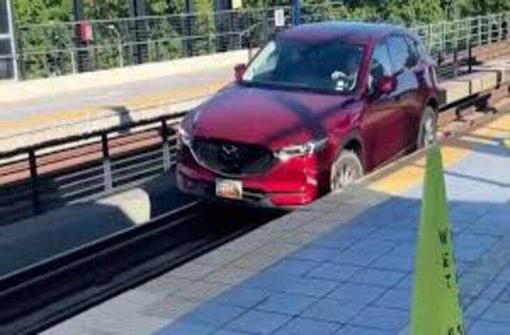 नेविगेशन की गलती से बड़ा हादसा टला, महिला की कार पहुंची रेलवे ट्रैक पर