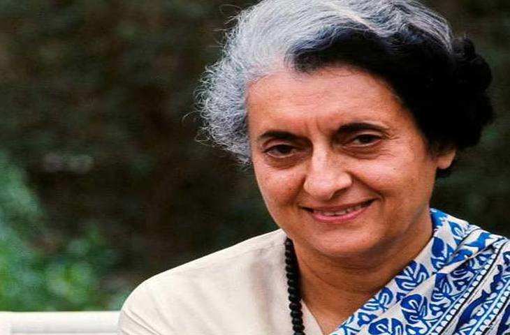 आज भारत की पूर्व प्रधानमंत्री इंदिरा गांधी का जन्मदिन है. इंदिरा का जन्म 103 साल पहले आज ही के दिन 19 नवंबर को उत्तर प्रदेश के प्रयागराज में हुआ था। इंदिरा गांधी भारत की पहली और एकमात्र महिला प्रधान मंत्री थीं। वह जनवरी 1966 से मार्च 1977 तक और फिर जनवरी 1980 से अक्टूबर 1984 (जब इंदिरा की हत्या हुई) तक देश की प्रधानमंत्री रहीं।  इंदिरा और आपातकाल के बारे में पूरा देश जानता है. आज उनके जन्मदिन के मौके पर हम आपको इंदिरा के उस एक फैसले के बारे में बता रहे हैं, जिसने भारत की पूरी बैंकिंग प्रणाली को बदल दिया। आगे की स्लाइड्स में पढ़ें...  आज से करीब 51 साल पहले.. 19 जुलाई 1969 को तत्कालीन प्रधानमंत्री इंदिरा गांधी के एक फैसले ने देश की पूरी बैंकिंग व्यवस्था को बदल कर रख दिया था. जब इंदिरा गांधी ने 14 बड़े निजी बैंकों का राष्ट्रीयकरण किया। आज भी उस फैसले का असर बैंकों पर पड़ रहा है.  राष्ट्रीयकरण क्या होता है? इंदिरा ने क्यों लिया ये फैसला? बैंकों के राष्ट्रीयकरण का देश पर क्या प्रभाव पड़ेगा? आगे की स्लाइड्स में पढ़ें इन सवालों के जवाब...  राष्ट्रीयकरण को सरल भाषा में सरकार भी कहा जा सकता है। जब किसी संगठन या व्यावसायिक इकाई का स्वामित्व सरकार के पास होता है, तो उसे राष्ट्रीयकृत संगठन या इकाई कहा जाता है। ऐसे संस्थानों पर सरकारी स्वामित्व तभी माना जाता है जब इसकी पूंजी का न्यूनतम 51 प्रतिशत हिस्सा सरकार के पास हो।   भारत में पहला राष्ट्रीयकृत बैंक भारतीय स्टेट बैंक (एसबीआई) था। 1955 में ही इसका राष्ट्रीयकरण कर दिया गया। फिर 1958 में एसबीआई के सहयोगी बैंकों का भी राष्ट्रीयकरण कर दिया गया। 1969 में इंदिरा गांधी द्वारा बड़े पैमाने पर बैंकों का राष्ट्रीयकरण किया गया। एक साथ 14 बड़े बैंकों का राष्ट्रीयकरण किया गया. इसके बाद 1980 में राष्ट्रीयकरण का दौर चला. जब सात बैंकों का राष्ट्रीयकरण किया गया।  इंदिरा ने किन 14 बैंकों का राष्ट्रीयकरण किया था?  बैंक ऑफ इंडिया पंजाब नेशनल बैंक सेंट्रल बैंक ऑफ इंडिया इंडियन बैंक बैंक ऑफ बड़ौदा देना बैंक यूको बैंक सिंडिकेट बैंक केनरा बैंक इलाहबाद बैंक यूनाइटेड बैंक यूनियन बैंक ऑफ इंडिया इंडियन ओवरसीज बैंक बैंक ऑफ महाराष्ट्र इंदिरा ने क्यों लिया ये बड़ा फैसला, आगे पढ़ें...  विशेषज्ञों के अनुसार राष्ट्रीयकरण का मुख्य कारण बड़े वाणिज्यिक बैंकों द्वारा अपनाई गई 'क्लास बैंकिंग' नीति थी। बैंक केवल अमीरों को ऋण और अन्य बैंकिंग सुविधाएँ प्रदान करते थे। इन बैंकों पर अधिकतर बड़े औद्योगिक घरानों का प्रभुत्व था। राष्ट्रीयकरण कृषि, लघु एवं मध्यम उद्योगों, छोटे व्यापारियों को सरल शर्तों पर वित्तीय सुविधाएं प्रदान करने तथा आम लोगों को बैंकिंग सुविधाएं प्रदान करने के उद्देश्य से किया गया था। आर्थिक दृष्टि से सरकार को लगा कि वाणिज्यिक बैंक सामाजिक उत्थान की प्रक्रिया में मदद नहीं कर रहे हैं। जानकारों के मुताबिक, उस वक्त देश के 14 बड़े बैंकों के पास देश की करीब 70 फीसदी पूंजी थी. लेकिन उनमें जमा पैसा केवल उन्हीं क्षेत्रों में निवेश किया जा रहा था जहां लाभ के अवसर अधिक थे। हालाँकि, कुछ विशेषज्ञ इंदिरा के इस फैसले को राजनीतिक अवसरवादिता मानते हैं। उनके मुताबिक, 1967 में जब इंदिरा गांधी प्रधानमंत्री बनीं तो पार्टी पर उनकी पकड़ मजबूत नहीं थी. कहा जाता है कि बैंकों के राष्ट्रीयकरण का प्रस्ताव देकर लोगों को यह संदेश दिया गया कि इंदिरा गरीबों के हक के लिए लड़ने वाली प्रधानमंत्री हैं. जिस अध्यादेश के माध्यम से बैंकों के राष्ट्रीयकरण का प्रस्ताव लाया गया उसे 'बैंकिंग कंपनी अध्यादेश' कहा गया। बाद में इसी नाम का एक विधेयक पारित हुआ और कानून बन गया।