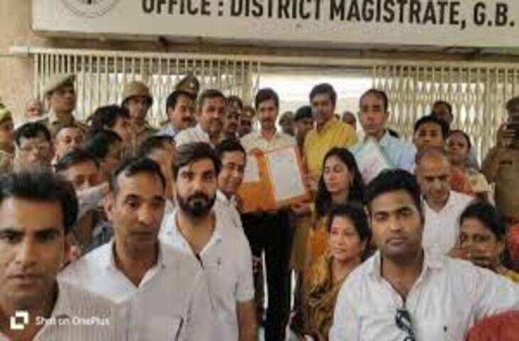 तबादले के विरोध में शिक्षकों का प्रदर्शन, बीएसए कार्यालय परिसर में भरी हुंकार