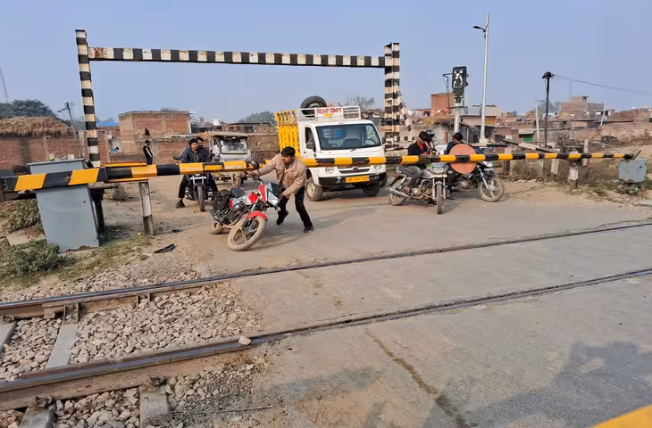 जान जोखिम में डालकर रेलवे गेट के नीचे बाइक निकालने की कोशिश, वीडियो वायरल