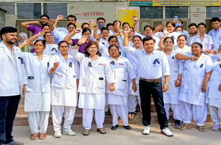 आगरा में नर्सों का काला फीता बांधकर प्रदर्शन, 23 अक्टूबर से अनिश्चितकालीन हड़ताल की चेतावनी; लखनऊ घेराव की तैयारी