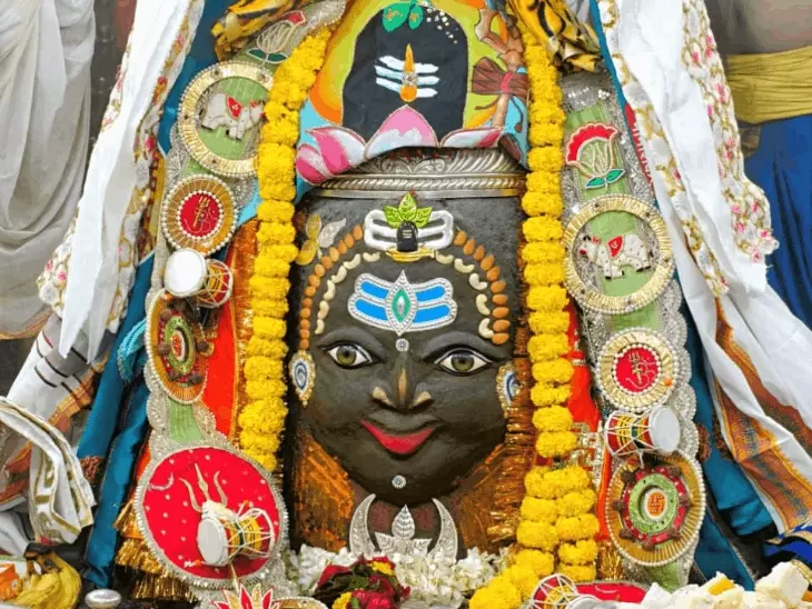 महाकाल मंदिर में भस्म आरती के दौरान हुआ बाबा महाकाल का दिव्य श्रृंगार, दर्शन के लिए उमड़े श्रद्धालु