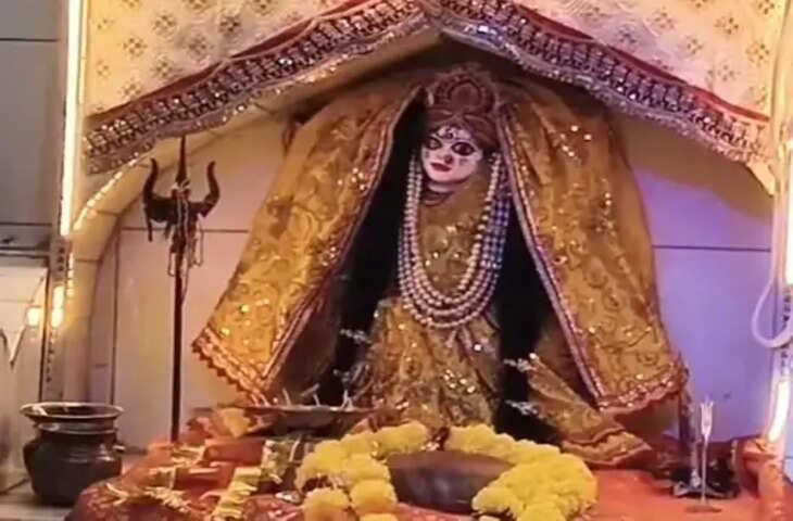 नवरात्रि के तीसरे दिन मां चंद्रघंटा की पूजा, मस्तक पर अर्धचंद्र और हाथ में घंटा धारण कर भक्तों को देती हैं निर्भयता का संदेश