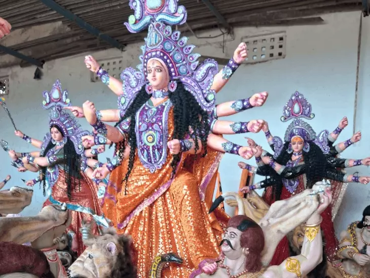 नेपानगर में 1982 से देवी प्रतिमा बना रहे बंगाली कलाकार: ढाई महीने में तैयार हुई 12 फीट की मूर्ति, मुर्शिदाबाद तक से लाई जाती है मिट्टी