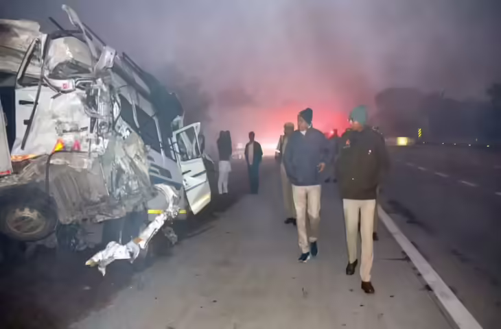 यमुना एक्सप्रेस वे हादसे में मरे 13 लोगों में से सिर्फ 5 की शिनाख्त, बाकियों के होंगे DNA टेस्ट