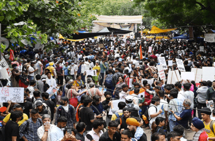 वीडियो में देखें बैरिकेडिंग, हिरासत और नारेबाजी&hellip; जंतर-मंतर पर क्या हुआ?