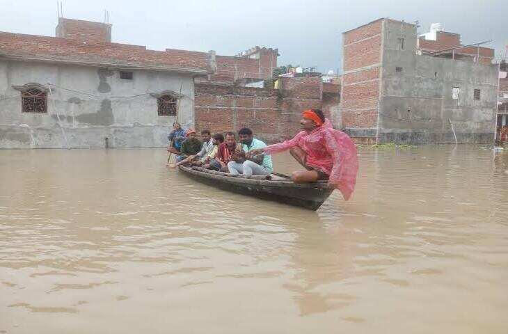 बाढ़ के पानी में भी नहीं रुकी रफ्तार, मिर्जापुर में ठेलेवालों ने बाइक पार कराने का निकाला अनोखा जुगाड़