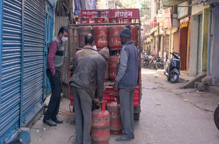 होली पर महंगाई का झटका, फुटेज में देंखे घरेलू और कॉमर्शियल गैस सिलेंडर के दाम बढ़े